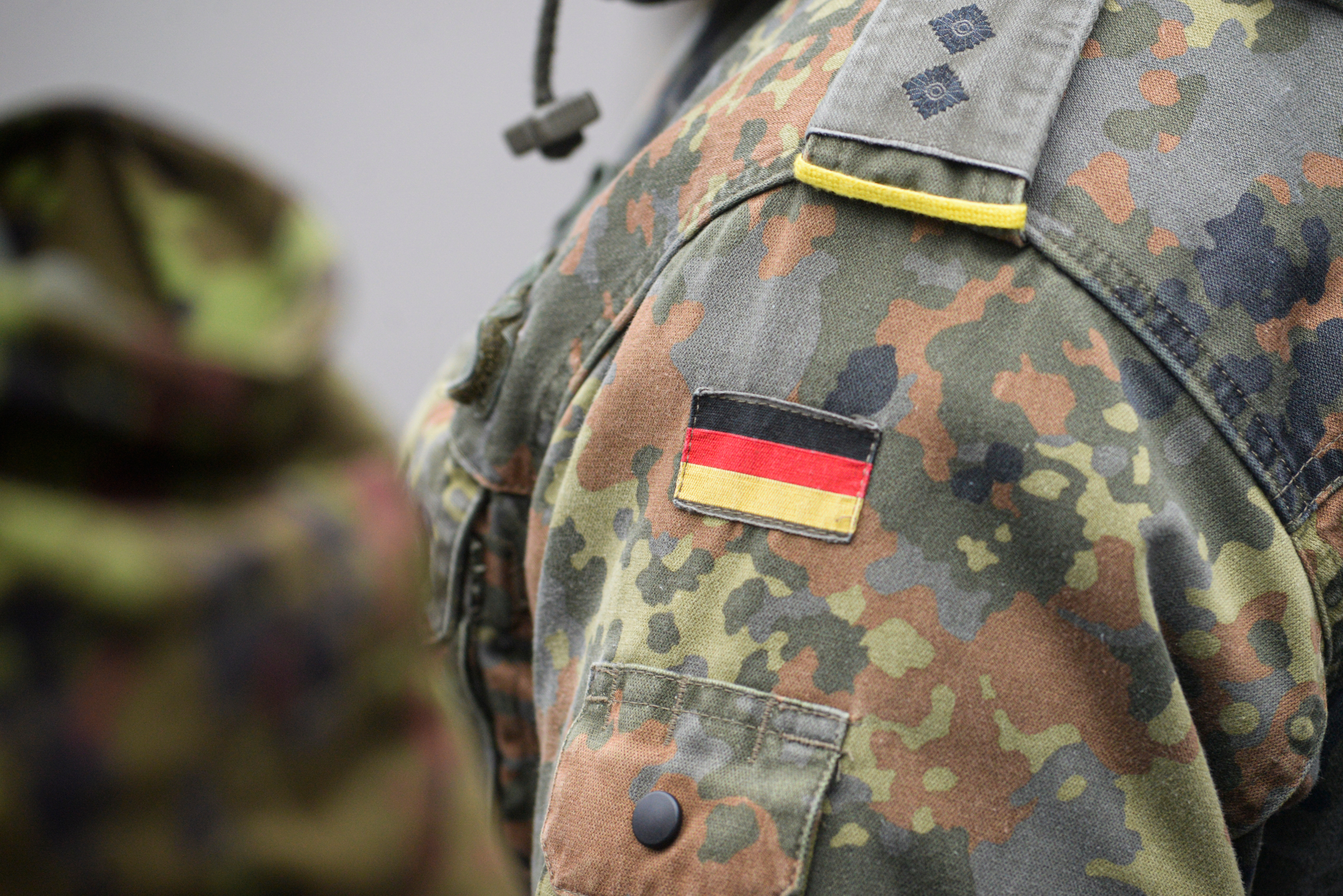 Uniform eines Bundeswehrsoldaten mit der Deutschen Flagge auf der Schulter.