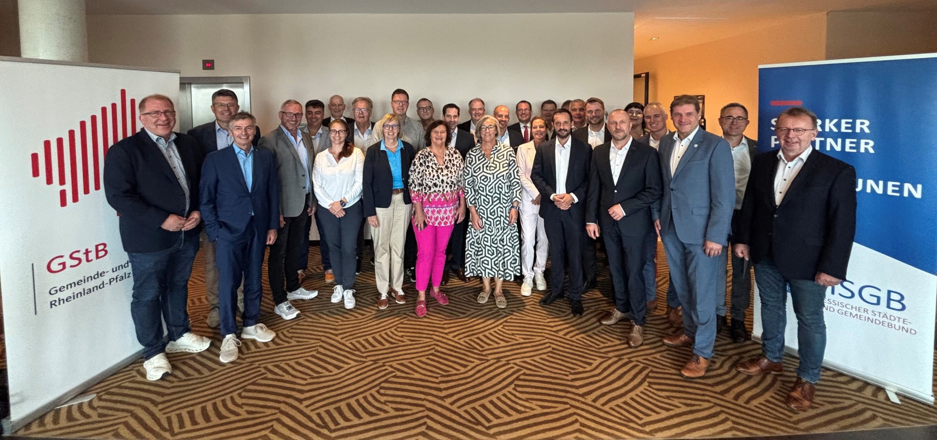 Die Verbandsspitzen des Hessischen Städte- und Gemeindebundes und des Gemeinde- und Städtebundes Rheinland-Pfalz trafen sich zu einer gemeinsamen Sitzung in Mainz. (Foto: Gemeinde- und Städtebund Rheinland-Pfalz)