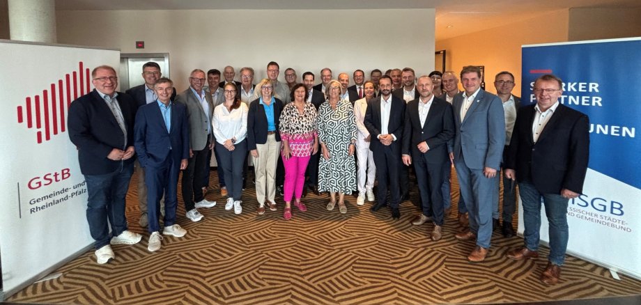 Die Verbandsspitzen des Hessischen Städte- und Gemeindebundes und des Gemeinde- und Städtebundes Rheinland-Pfalz trafen sich zu einer gemeinsamen Sitzung in Mainz. (Foto: Gemeinde- und Städtebund Rheinland-Pfalz)