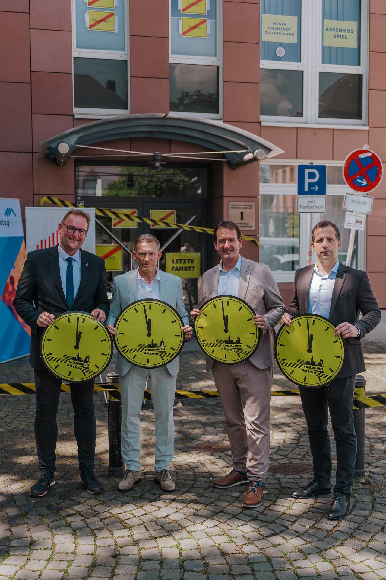 Gruppenfoto vor der Geschäftsstelle in Mainz:  v. l. n. r.: Markus Zwick, Vorsitzender des Städtetages RLP und OB der Stadt Pirmasens, Ralf Leßmeister, Vorsitzender des Finanzausschusses des LKT und Landrat des Landkreises Kaiserslautern, Thomas Przybylla, Stv. Vorsitzender des GStB und BM der VG Weißenthurm, Nino Haase, OB der Stadt Mainz.