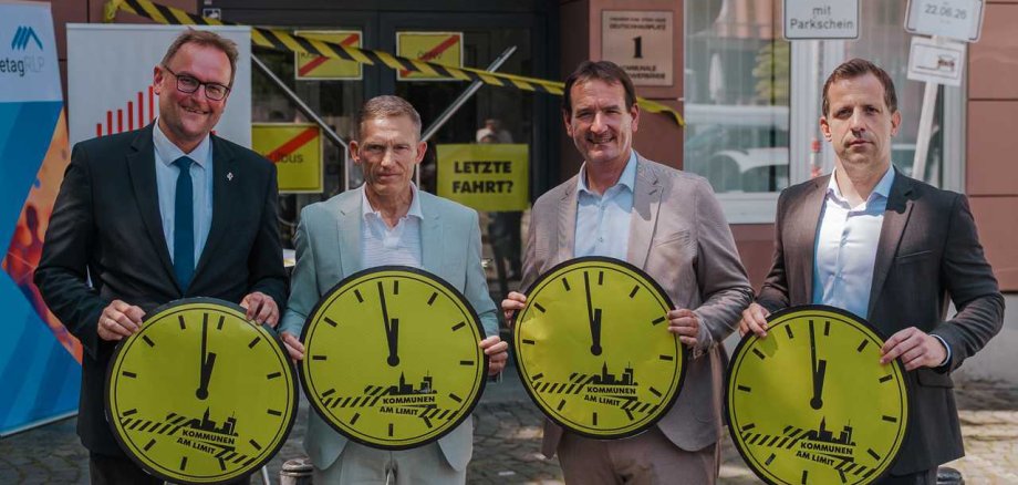 Gruppenfoto vor der Geschäftsstelle in Mainz: v. l. n. r.: Markus Zwick, Vorsitzender des Städtetages RLP und OB der Stadt Pirmasens, Ralf Leßmeister, Vorsitzender des Finanzausschusses des LKT und Landrat des Landkreises Kaiserslautern, Thomas Przybylla, Stv. Vorsitzender des GStB und BM der VG Weißenthurm, Nino Haase, OB der Stadt Mainz.