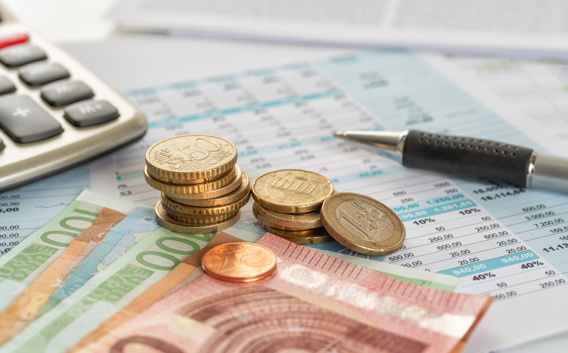 Scheine und Münzen mit Dokumenten