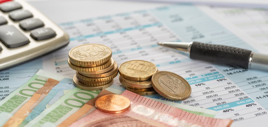 Scheine und Münzen mit Dokumenten