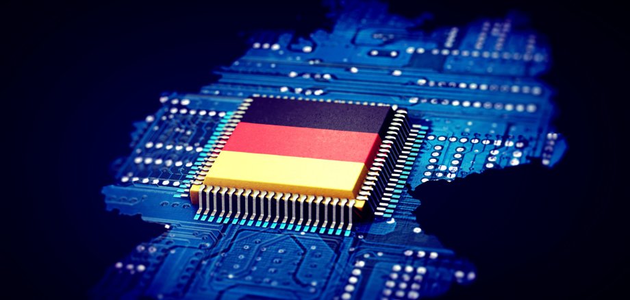 Platine in Deutschland-Form mit Flagge in der Mitte.