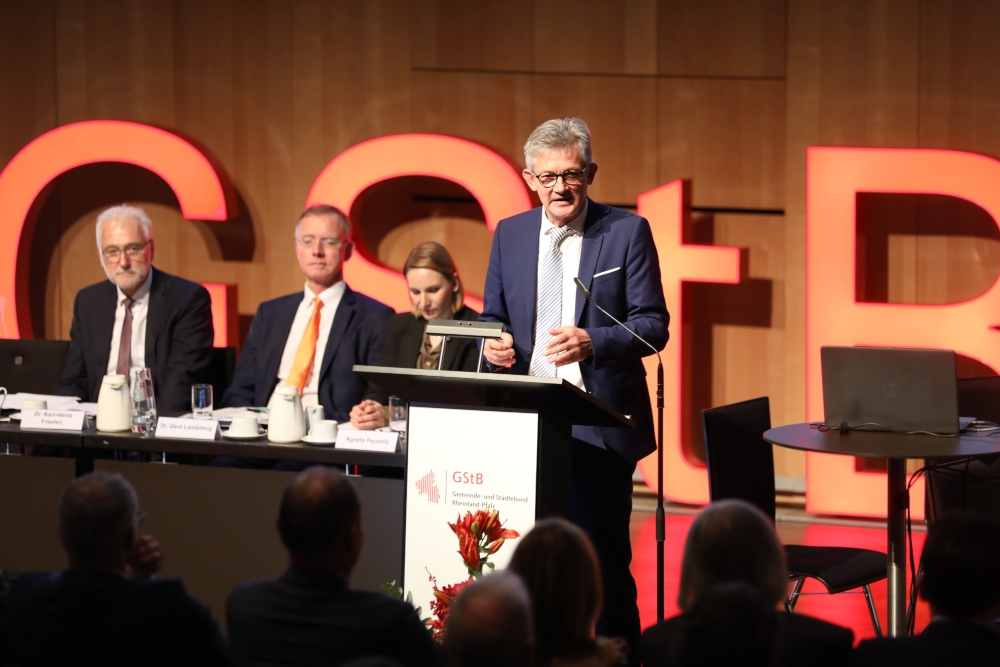 Ralph Spiegler am Rednerpult bei der Mitgliederversammlung 2022.