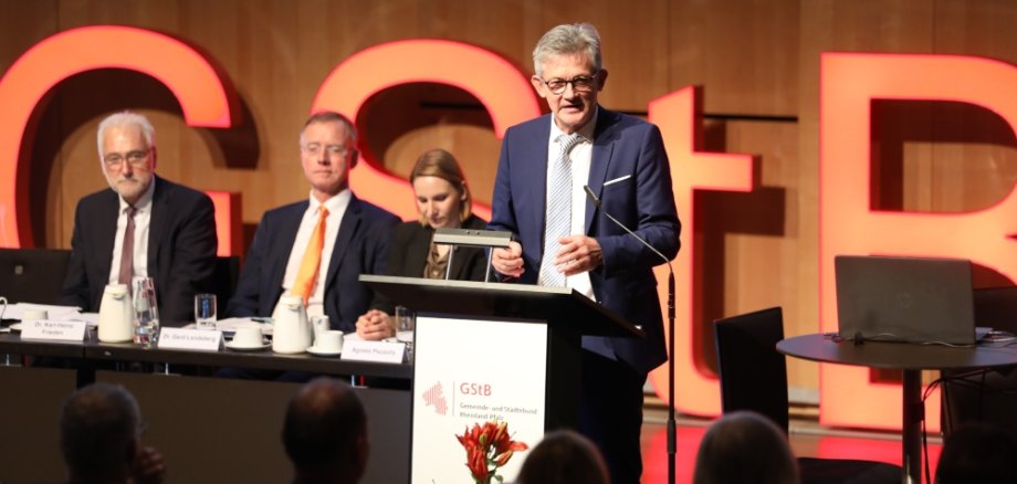 Ralph Spiegler am Rednerpult bei der Mitgliederversammlung 2022.