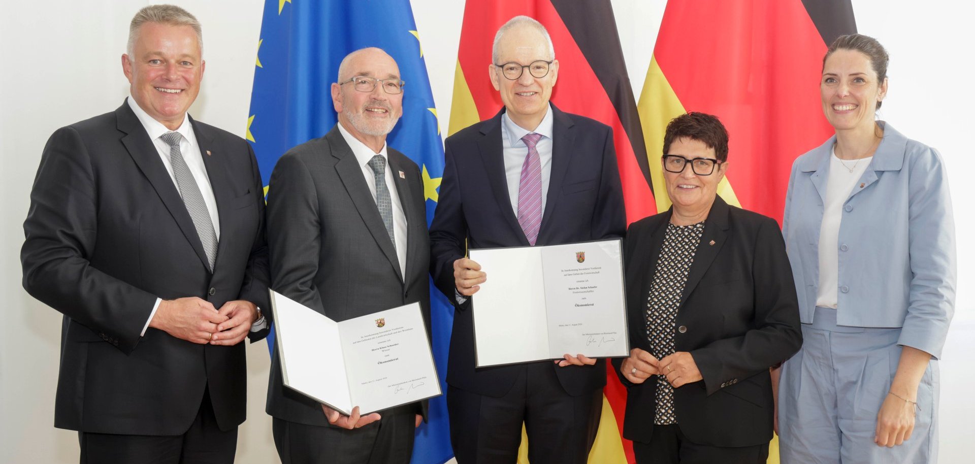 Gruppenfoto mit Ministerpräsident Gordon Schnieder und Dr. Stefan Schaefer, der seine Ernennungsurkunde in der Hand hält.