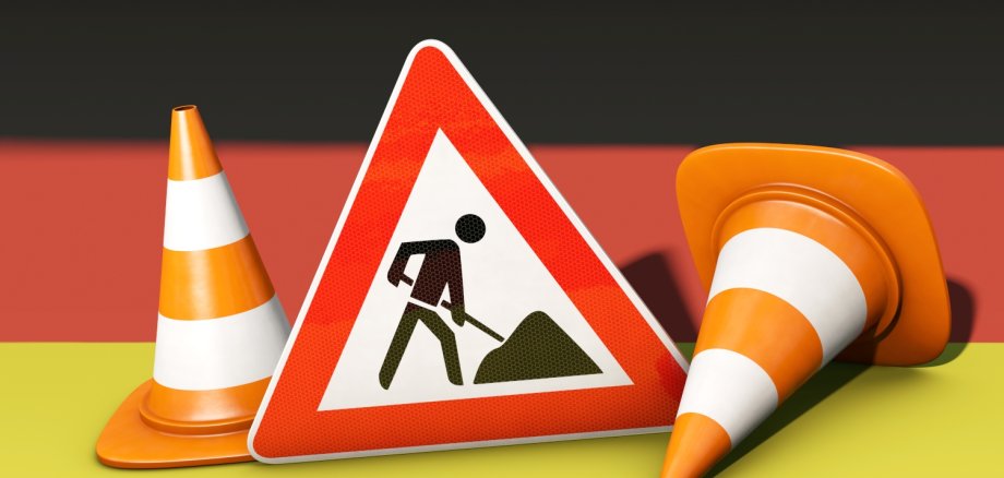 Baustellenschild auf Deutschlandflagge.
