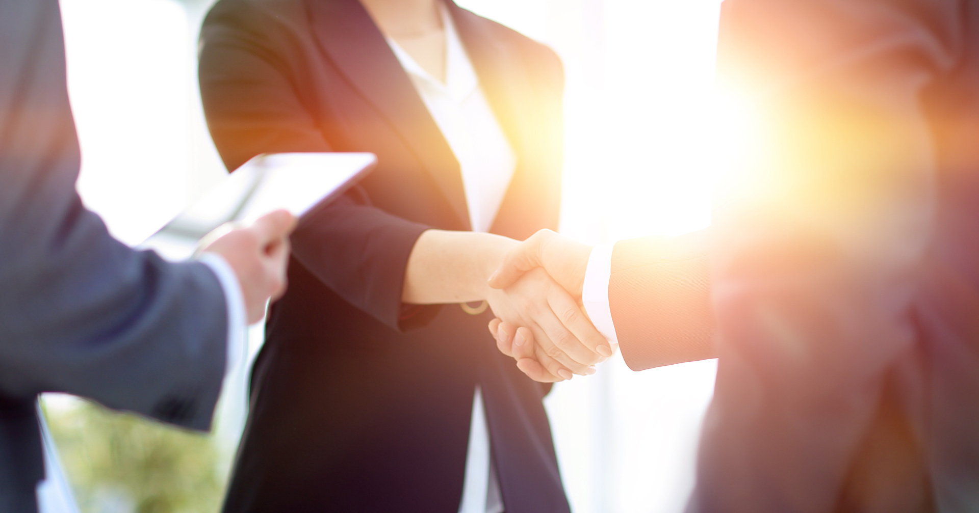 Ein Mann und eine Frau schütteln sich die Hände.