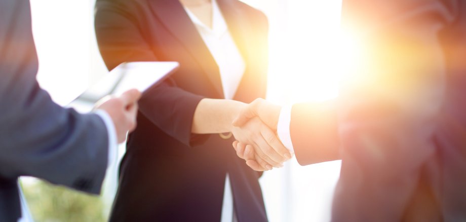 Ein Mann und eine Frau schütteln sich die Hände.