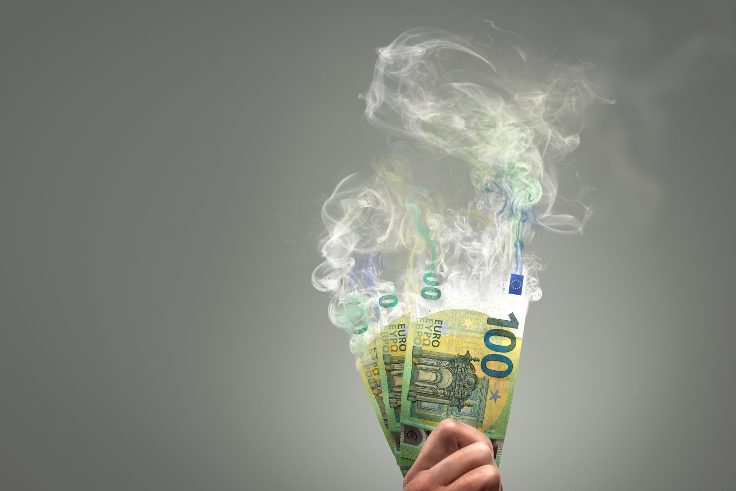 Geldscheine lösen sich in Rauch auf