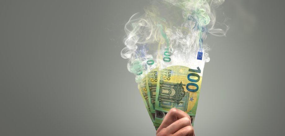 Geldscheine lösen sich in Rauch auf