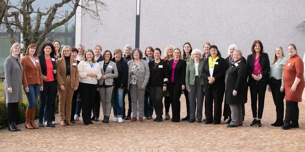 Gruppenbild der Mitglieder des Netzwerkes kommunale Führungsfrauen.