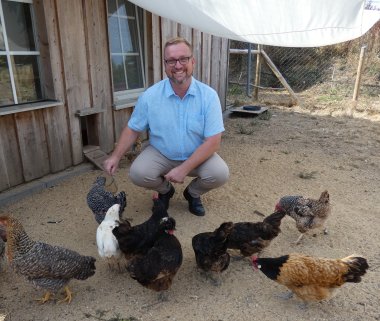 Gesund leben: Um die Hühner von Bleckhausen kümmert sich auch Ortsbürgermeister Markus Göbel. Fotos. Matthias Röcke