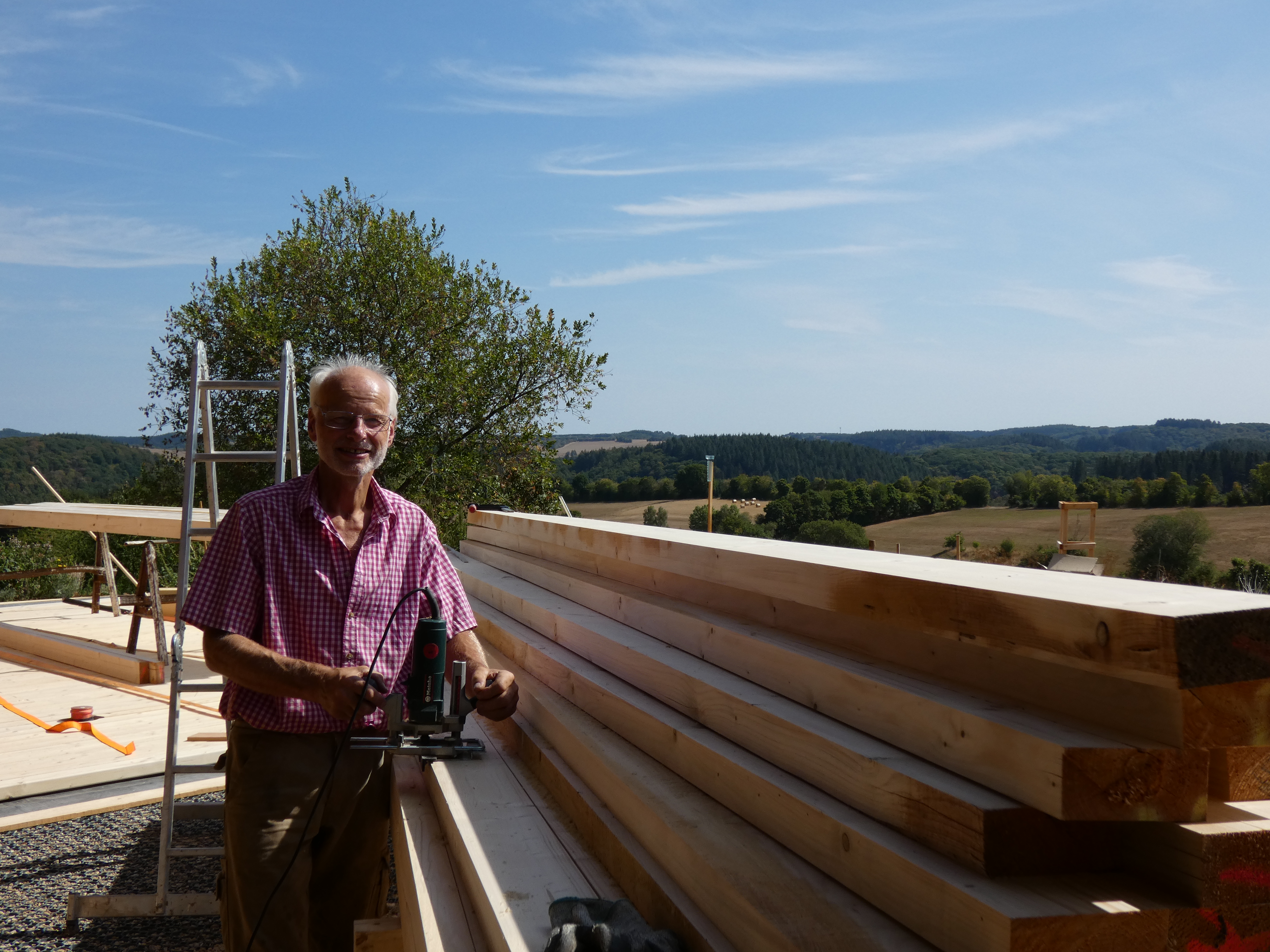 Konsequenter Holzbau: Manfred Schroeter nutzt „Käferholz“ aus dem Gemeindewald für seinen Neubau aus Holz. / Foto: Matthias Röcke