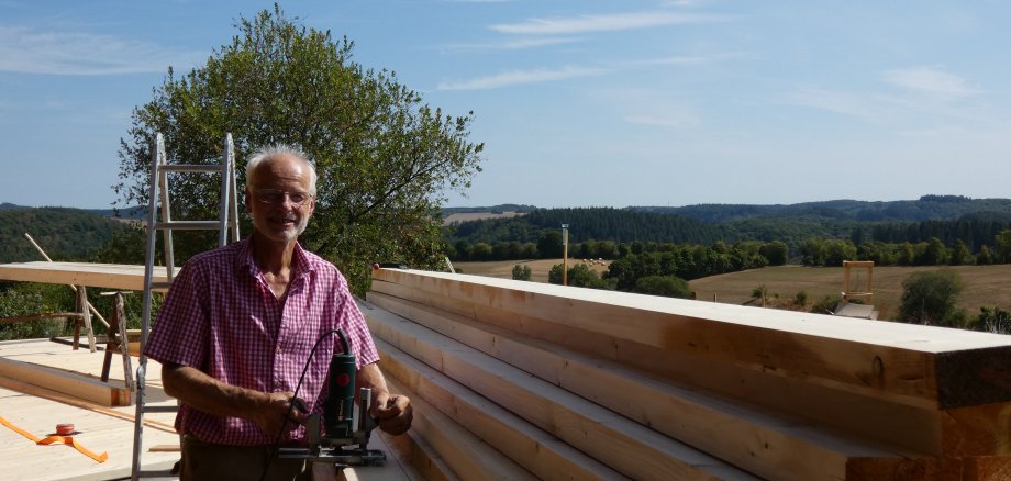 Konsequenter Holzbau: Manfred Schroeter nutzt „Käferholz“ aus dem Gemeindewald für seinen Neubau aus Holz. / Foto: Matthias Röcke