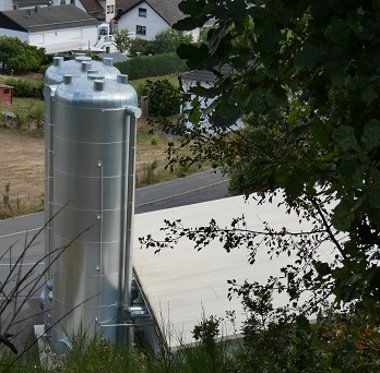 ahwärmeversorgung weithin sichtbar: Zwei Pufferspeicher für je 50.000 Liter Wasser. Fotos: Matthias Röc