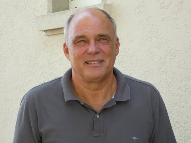 „Mit den Weinhöfen Jugenheim wollen wir nicht nur Wohnraum, sondern auch Begegnungsstätten schaffen für Jung und Alt“, erläutert Bürgermeister Herbert Petri das ambitionierte Projekt der Ortsgemeinde. Foto: Matthias Röcke