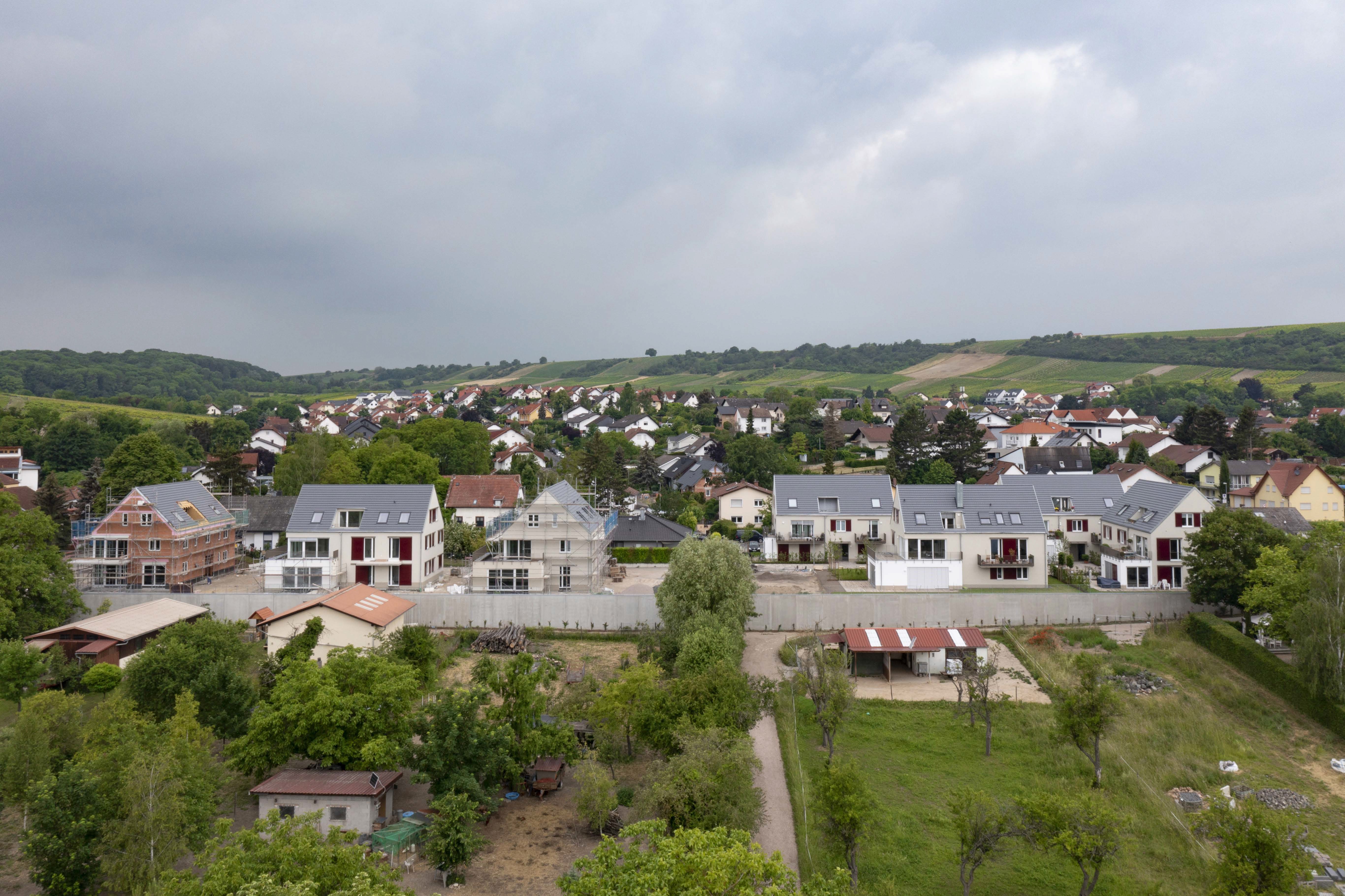 Zentral gelegen und zentral wichtig: Die Wohnhöfe in Jugendheim. Drohnenbild: JK-Architektur, Ingelheim.