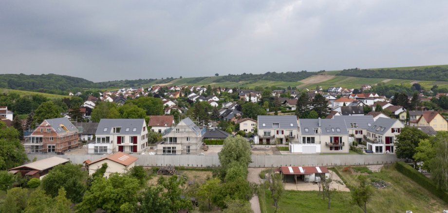 Zentral gelegen und zentral wichtig: Die Wohnhöfe in Jugendheim. Drohnenbild: JK-Architektur, Ingelheim.