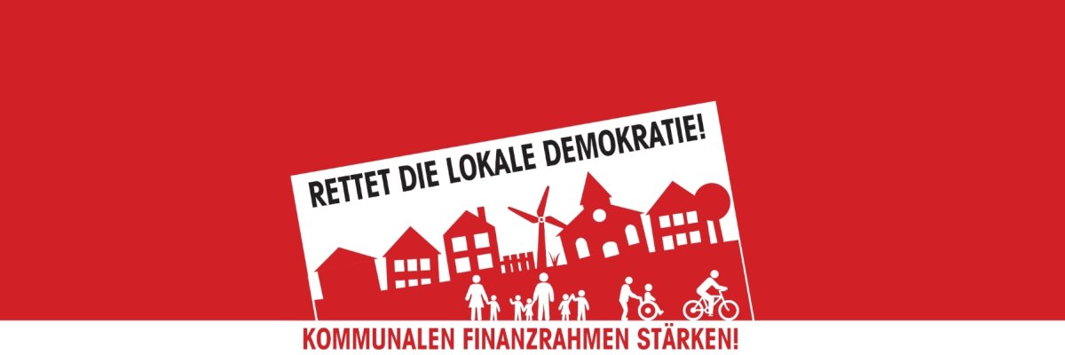Der Schriftzug "Rettet die lokale Demokratie!" steht über einer roten Stadtlandschaft mit Häusern, Windrad, Menschen, einer Person im Rollstuhl und einer Person auf dem Fahrrad.