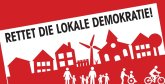 Der Schriftzug "Rettet die lokale Demokratie!" steht über einer roten Stadtlandschaft mit Häusern, Windrad, Menschen, einer Person im Rollstuhl und einer Person auf dem Fahrrad.