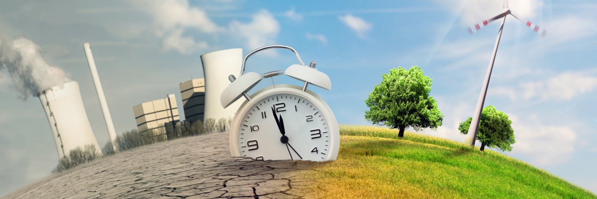 Umwelt- und Klimaschutz Das Bild zeigt eine geteilte Landschaft: Links eine trockene, rissige Erde mit Fabriken und Schornsteinen, rechts eine grüne, lebendige Wiese mit Windrädern und Bäumen. In der Mitte steht ein Wecker als Symbol für den Wettlauf gegen den Klimawandel.