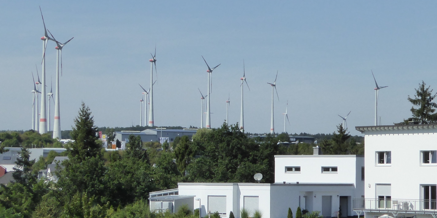 Windkraftanlagen bei Simmern im Rhein-Hunsrück-Kreis. Die Verbandsgemeinde Simmern-Rheinböllen gehört zu den rheinland-pfälzischen Kommune, die über einen Solidarpakt die Pachteinnahmen verteilen.    Windkraftanlagen bei Simmern im Rhein-Hunsrück-Kreis. Die Verbandsgemeinde Simmern-Rheinböllen gehört zu den rheinland-pfälzischen Kommune, die über einen Solidarpakt die Pachteinnahmen verteilen.