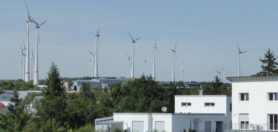 Windkraftanlagen bei Simmern im Rhein-Hunsrück-Kreis. Die Verbandsgemeinde Simmern-Rheinböllen gehört zu den rheinland-pfälzischen Kommune, die über einen Solidarpakt die Pachteinnahmen verteilen.   