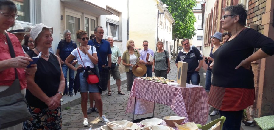 Information plus Genuss: STADTWANDELN-Touren in Worms bieten manchmal auch kulinarische Erlebnisse – und konkrete Beispiele, wie sich Plastikmüll vermeiden lässt. Bei weiteren Runden werden Fahrräder genutzt, bei Bedarf auch kostenlos gestellte Leihräder.