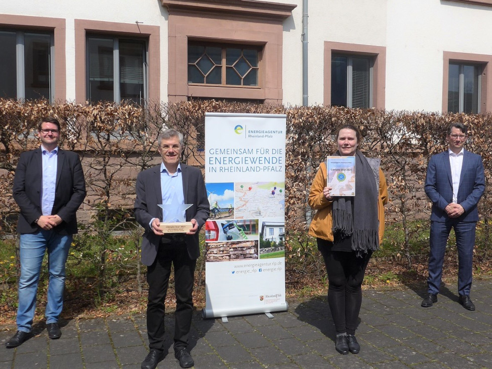 Gemeinsam mit Geschäftsführer Michael Hauer (von rechts nach links) freuten sich die beiden Projektmitarbeiter Sabrina Wolf, Zeljko Brkic und Abteilungsleiter Benjamin Herrmann über die Auszeichnung mit dem „Climate Star“. Bild: Energieagentur Rheinland-Pfalz