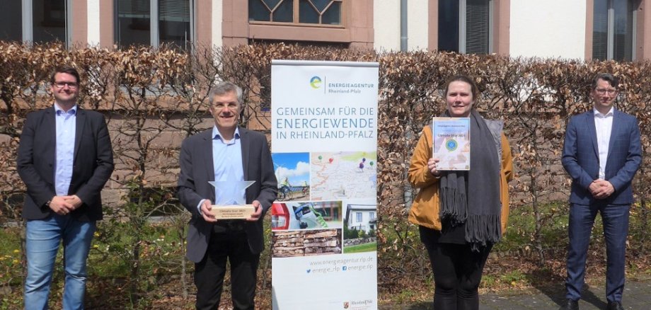 Gemeinsam mit Geschäftsführer Michael Hauer (von rechts nach links) freuten sich die beiden Projektmitarbeiter Sabrina Wolf, Zeljko Brkic und Abteilungsleiter Benjamin Herrmann über die Auszeichnung mit dem „Climate Star“. Bild: Energieagentur Rheinland-Pfalz