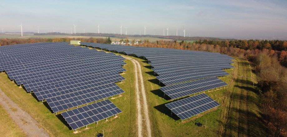 Photovoltaik und Windkraft haben den Rhein-Hunsrück-Kreis bilanziell klimaneutral gemacht. Fachleute aus mehr als 50 Ländern haben sich vor Ort kundig gemacht, wie mit Hilfe von Energiewende-Projekten nachhaltiger Strukturwandel gelingen kann. Bild: RHE / Tobias Mladek