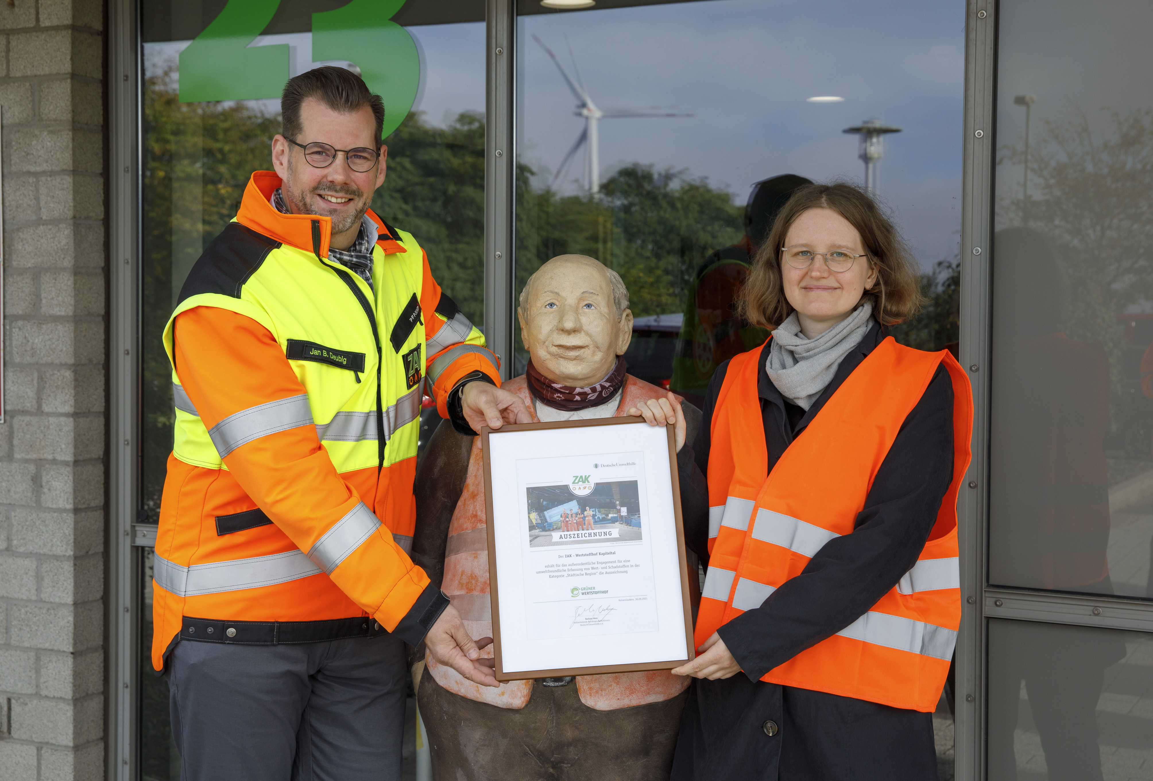BU: ZAK-Vorstand Jan Deubig und Dr. Mareike Hoffmann (DUH) bei der Verleihung der Auszeichnung als „Grüner Wertstoffhof“. Bild: ZAK/view