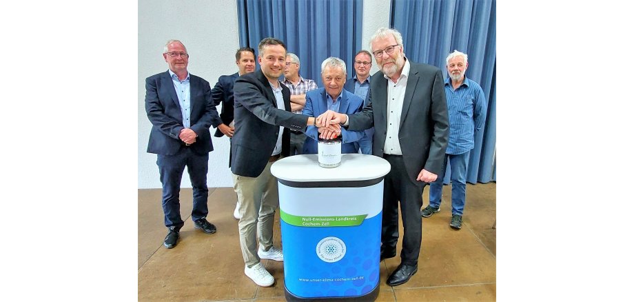 Auftaktveranstaltung zum „Landstrom“ im Mai 2023. Am Startbutton: von links Manuel Klingler (VSE AG), Ex-Landrat Manfred Schnur, Professor Dr.Ralf Simon, dahinter von links Frank Adrat (Energis), Dirk Barbye (unser-klima-cochem-zell e. V.) sowie Albert Jung, Edwin Kesseler und Konrad Johannvom Verein "unser-klima-cochem-zell e. V.“.