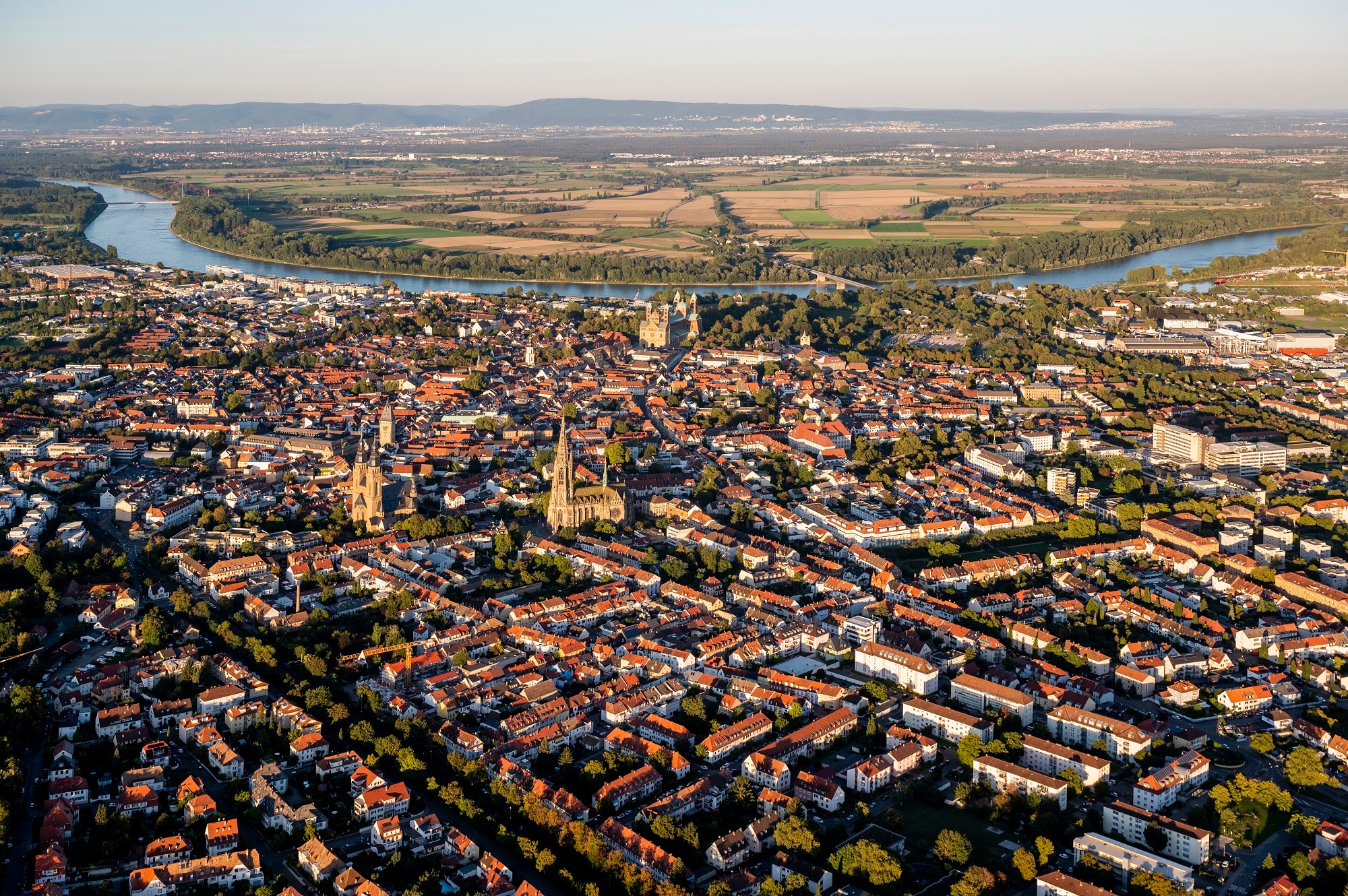 Die Stadt Speyer aus der Luft gesehen. Ein „Digitaler Zwilling“ soll bei der Weiterentwicklung in Richtung Nachhaltigkeit unterstützen. Luftbild der Stadt Speyer.