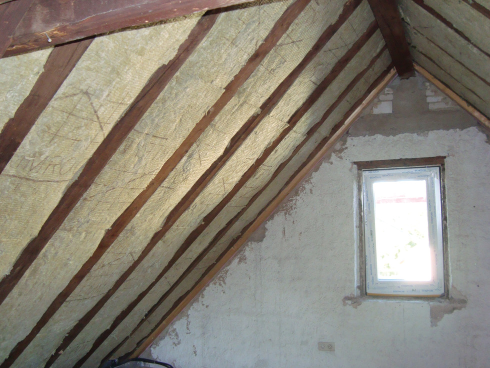 Bei der energetischen Sanierung von Altbauten kommt der Gebäudehülle besondere Bedeutung zu. Dämmung und Fenster-Austausch gehören zu den häufigsten Maßnahmen – auch sie werden in Sprendlingen-Gensingen und im Landkreis Mainz-Bingen aus kommunalen Mitteln gefördert. Bildquelle: Energieagentur Rheinland-Pfalz