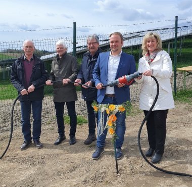 Historische Verbindung: Die (von links) Beigeordneten Winfried Müller und Leo Bleser, der Bürgermeister der Verbandsgemeinde Ulmen, Alfred Steimers, Ortsbürgermeister Tino Pfitzner und Anke Beilstein, Erste Beigeordnete des Landkreises Cochem Zell, schließen die Anlage symbolisch ans Stromnetz an. 