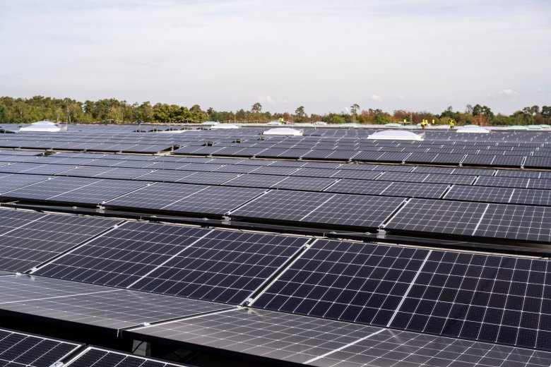 Die neue Photovoltaikanlage mit einer Gesamtleistung von 1.889 Kilowatt ist Teil der Regionalstrom-Plattform der SWS. Dort können Interessierte Energie aus Wind- und Solaranlagen aus der Region beliebig kombinieren oder den vorgeschlagenen Mix beziehen. 