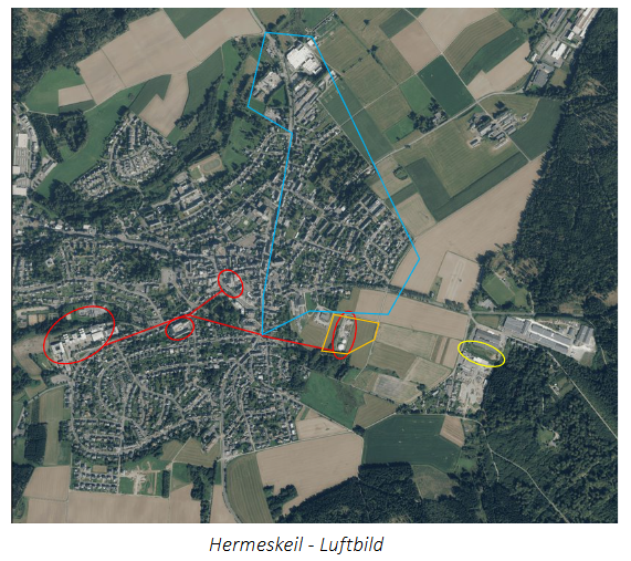 Luftausnahme von Hermeskeil. Das bestehende Wärmenetz ist rot eingezeichnet, das geplante Wärmenetz blau.