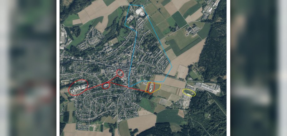 Luftausnahme von Hermeskeil. Das bestehende Wärmenetz ist rot eingezeichnet, das geplante Wärmenetz blau.