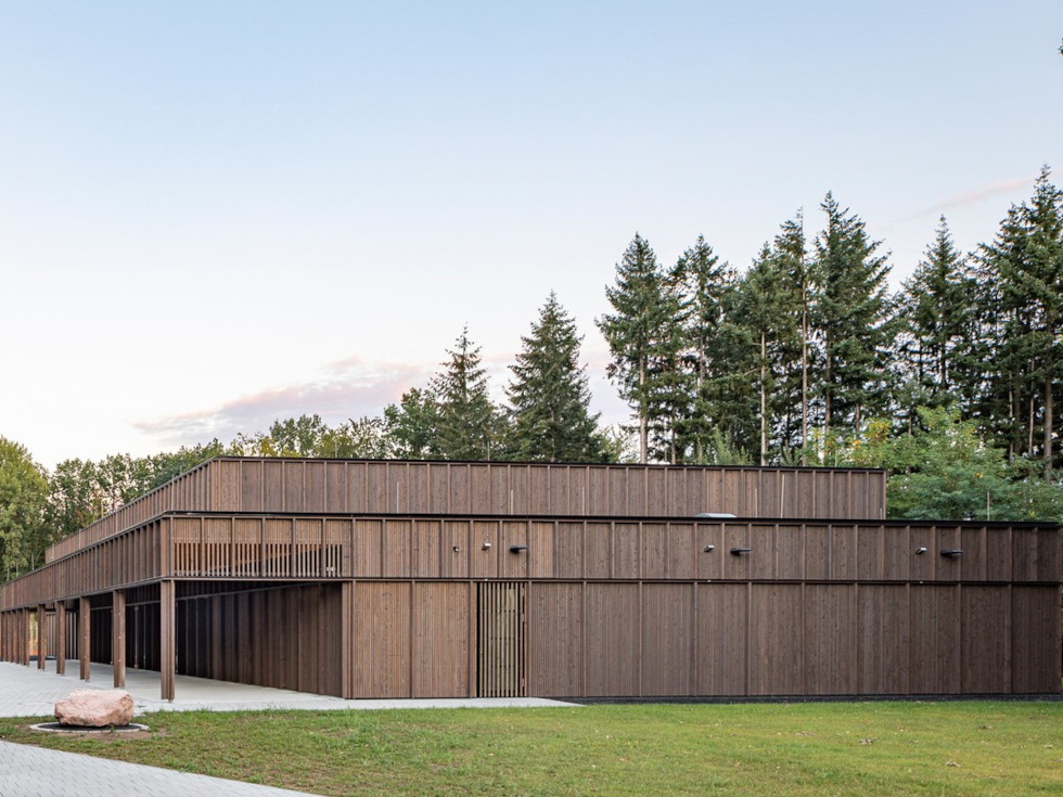 Am Übergang vom Ortsrand in den Bienwald: Die Kulturhalle von Schaidt.  Bild: AV1 Architekten GmbH, Kaiserslautern