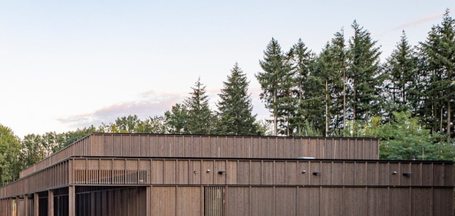 Am Übergang vom Ortsrand in den Bienwald: Die Kulturhalle von Schaidt.  Bild: AV1 Architekten GmbH, Kaiserslautern