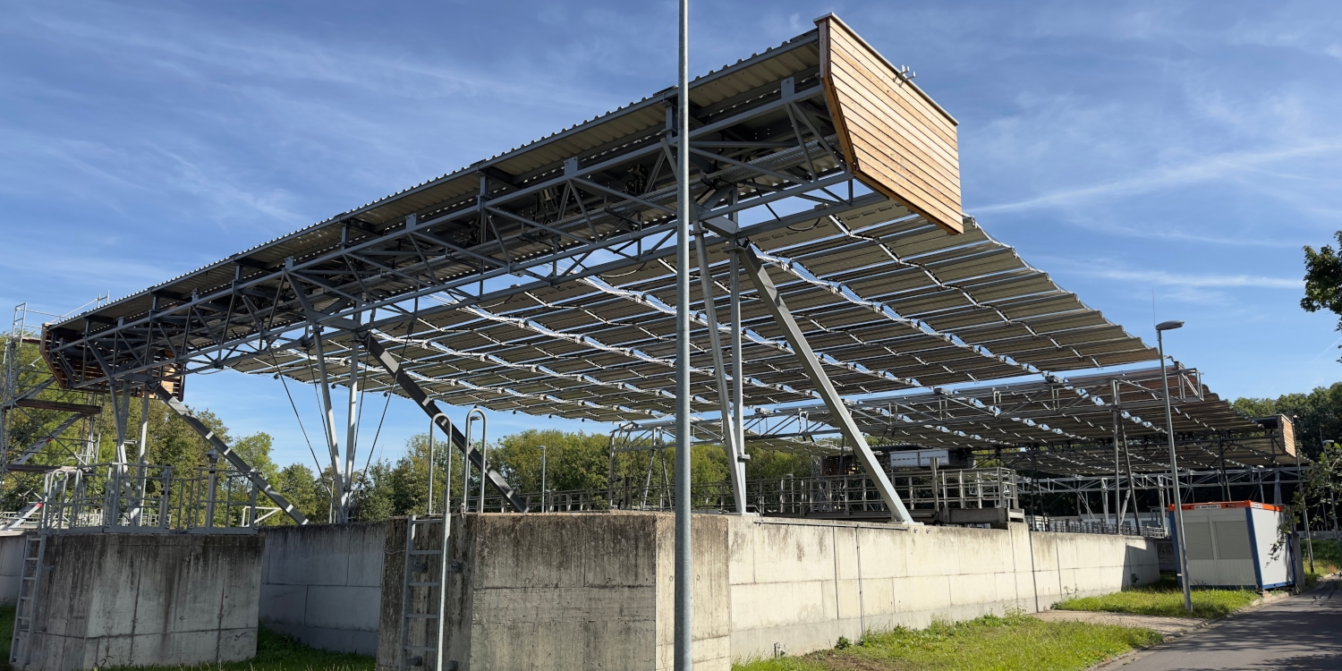 Die faltbare Solaranlage über dem Klärwerk Neuwied überspannt eine Fläche von 1600 Quadratmetern.
