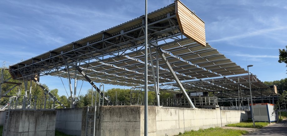 Die faltbare Solaranlage über dem Klärwerk Neuwied überspannt eine Fläche von 1600 Quadratmetern.