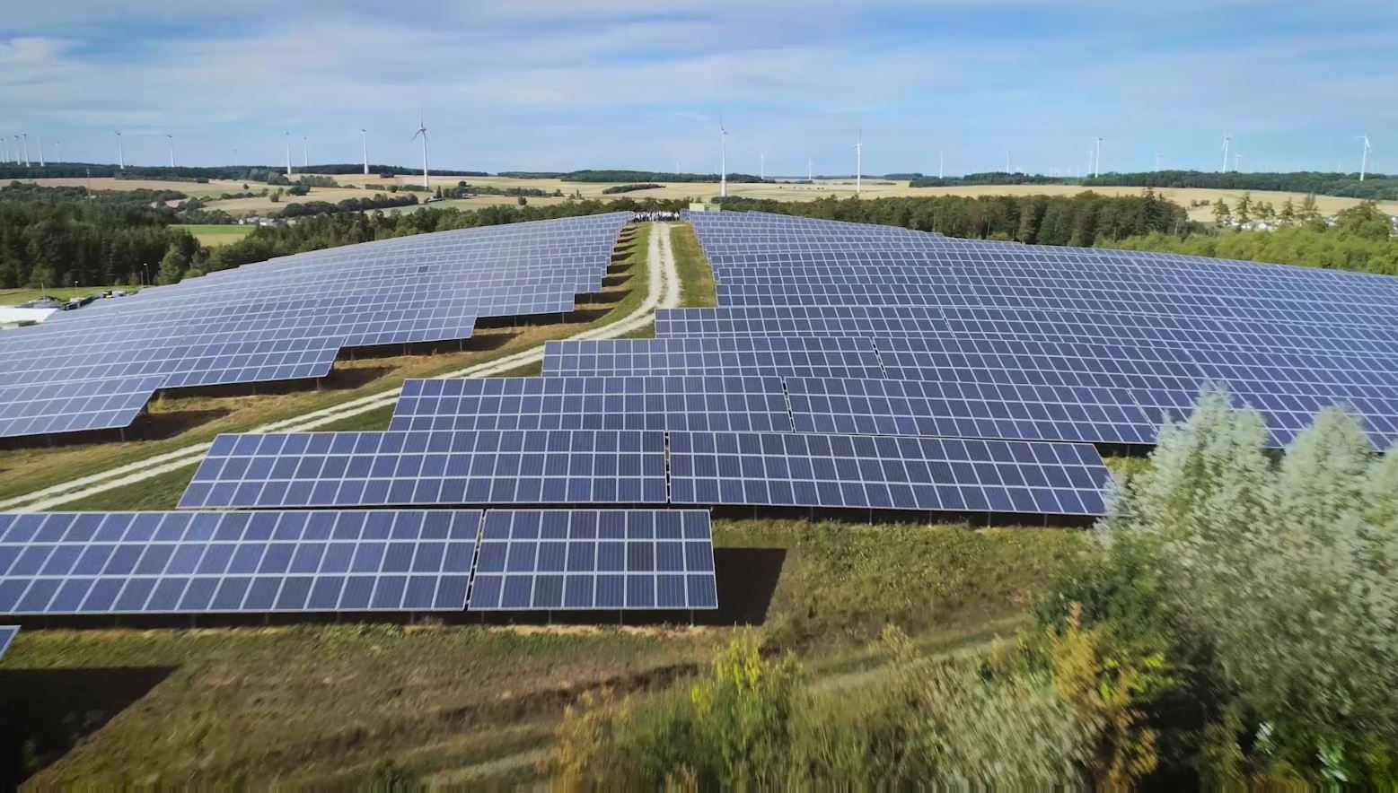 Seit 2011 betreibt die RHE (Rhein-Hunsrück Entsorgung) die PV-Freiflächenanlage Kirchberg. Eine ähnliche Anlage wird bis 2026 auf einer Altdeponie in Gondershausen errichtet (Bild: Rhein-Hunsrück-Kreis).