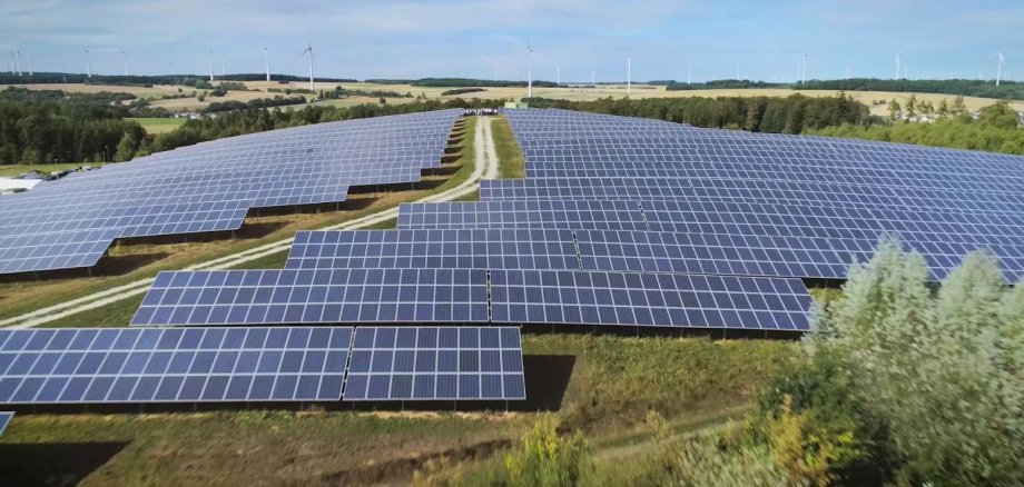 Seit 2011 betreibt die RHE (Rhein-Hunsrück Entsorgung) die PV-Freiflächenanlage Kirchberg. Eine ähnliche Anlage wird bis 2026 auf einer Altdeponie in Gondershausen errichtet (Bild: Rhein-Hunsrück-Kreis).