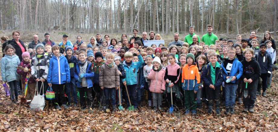 Pflanzaktion mit den Jungen und Mädchen der Grundschule am Maar.   