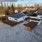 Blick von oben auf den Schulhof und die Mülleinhausung mit Dachbegrünung.