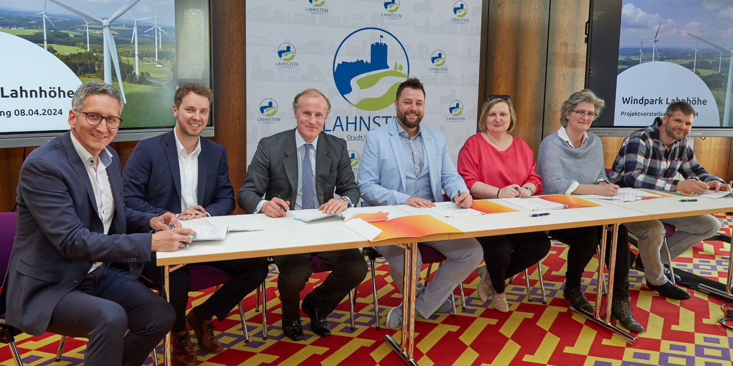 Die Vertragsunterzeichnung in der Lahnsteiner Stadthalle: am Tisch (von links) Dr. Steffen Weil und Christoph Hesse (beide evm), Privateigentümer Sebastian Graf von Kanitz, Oberbürgermeister Lennart Siefert (Lahnstein), die Ortsbürgermeisterinnen Michaele Lehmler (Becheln) und Sonja Puggé (Schweighausen) sowie Ortsbürgermeister Andreas Schilbach (Frücht). Die Vertragsunterzeichnung in der Lahnsteiner Stadthalle: am Tisch (von links) Dr. Steffen Weil und Christoph Hesse (beide evm), Privateigentümer Sebastian Graf von Kanitz, Oberbürgermeister Lennart Siefert (Lahnstein), die Ortsbürgermeisterinnen Michaele Lehmler (Becheln) und Sonja Puggé (Schweighausen) sowie Ortsbürgermeister Andreas Schilbach (Frücht).